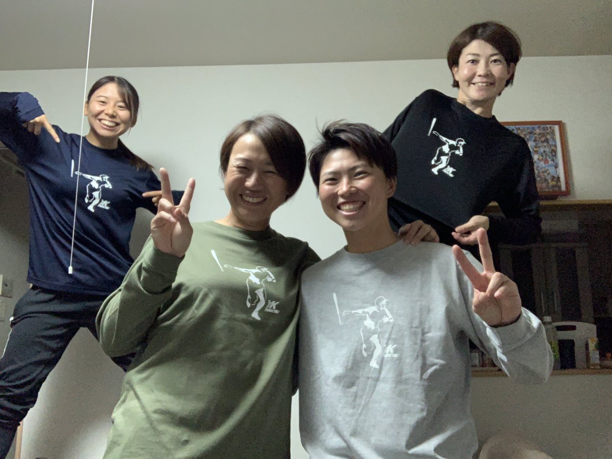 k_yaya8's tweet photo. 矢野コーチと私で、川端選手＆楢岡選手引退記念グッズを作成🥂

受注販売受付を開始
締切は12月12日（木)
出来上がり次第、随時発送

ご購入希望の方は、
 @k_yaya8 のDMにて受け付けております
•名前
•住所
•電話番号
•商品番号
•サイズ
•枚数
の6点をご記入ください。 https://t.co/AvduEQOLpn