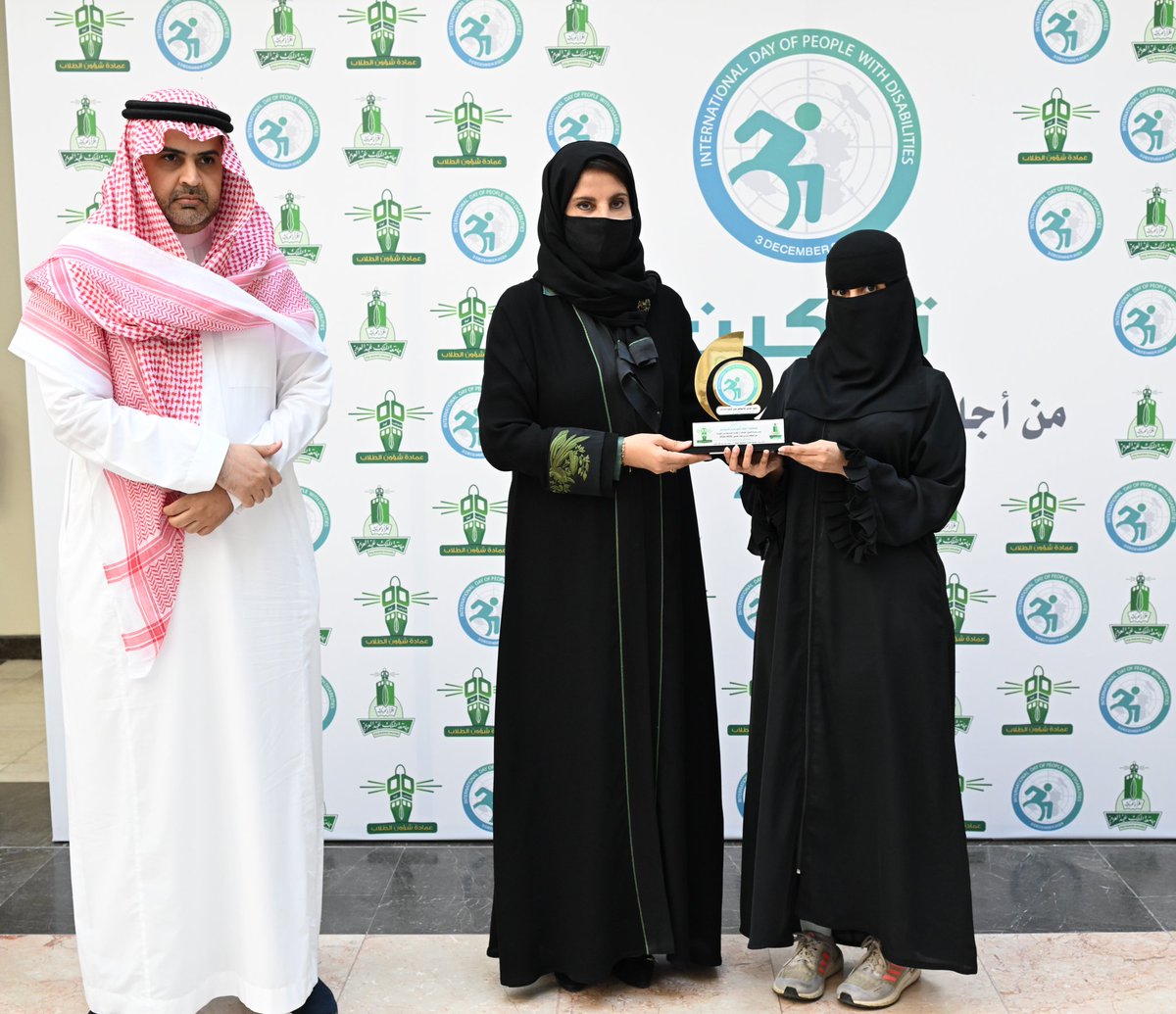 تحتفل جامعة الملك عبدالعزيز بـ #اليوم_العالمي_للأشخاص_ذوي_الإعاقة وتؤكد على أهمية التمكين من أجل مستقبل شامل ومستدام. الاحتفال شمل تكريم المتفوقين، و ورش عمل، ومعرض يسلط الضوء على الخدمات المقدمة لأصحاب الهمم. 
#جامعة_الملك_عبدالعزيز