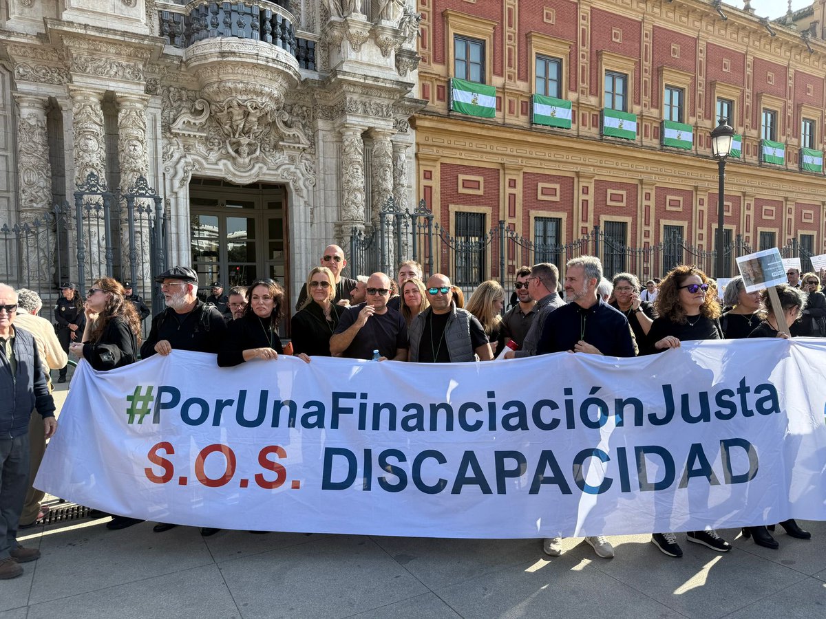 FSIEAndalucia's tweet photo. @FSIEAndalucia y @MariaEstherJim5 mostrando su apoyo a la la manifestación organizada por @CERMIAndalucia y dialogando con su presidenta @MartaCastiDiaz. Sin una financiación justa no hay futuro. #DiaDiscapacidad #juntospodemosevitarlo https://t.co/TacLtYDFQf