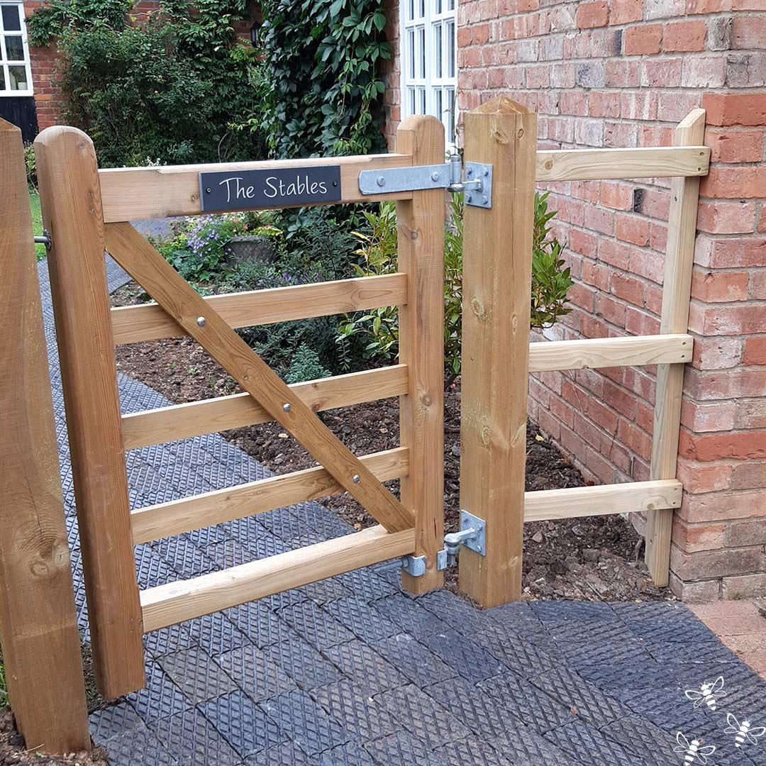 the_sign_maker's tweet image. We just love seeing signs in situ, this lovely sign is made from 12mm late with white lettering and 2 holes. An ideal choice for gate signs as they are not too heavy but are low maintenance. 

They would also make ideal Christmas Gifts.

#slate #slatesigns #stonesigns