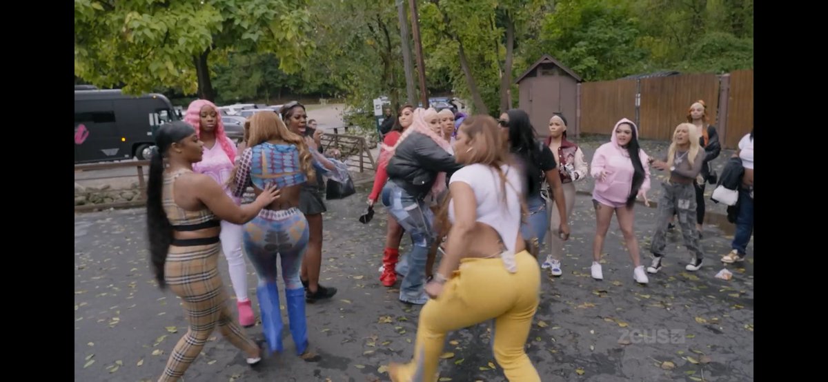 unavailable_tee's tweet photo. Bad Dolly is a bully. She wanna fight pretty p and Ahna cus their little but when it come to Tesehki she running #Baddies #BaddiesMidwest https://t.co/3I0rHbQ4FN