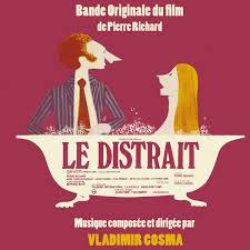 merlinpapin3's tweet photo. .@FredOL69007 #AnecdotecInéma sur le film #LeDistrait , C'est le premier film de Pierre Richard en tant que réalisateur. Il prend par ailleurs l'habitude d'utiliser son véritable prénom pour les autres films qu'il réalise par la suite, à l'exception des Malheurs d'Alfred.

Ce film connaît un succès, ce qui lance par ailleurs la carrière de Pierre Richard au cinéma.
Le producteur du film, Yves Robert y fait une apparition.

Le dialoguiste André Ruellan (également auteur de science-fiction sous son nom et sous divers pseudonymes dont celui de Kurt Steiner) y fait une apparition, à la 52e minute : « Il faut un spécialiste. Je suis maître-nageur. »

Yves Robert a fait tourner Pierre Richard en 1967 dans Alexandre le bienheureux et le fait tourner de nouveau dans la série des Grand blond et Le Jumeau. 

La mélodie jouée au violon lors de la seizième minute, quand le personnage vagabonde dans un appartement qu'il prend pour le sien, sera réutilisée par son compositeur pour le couplet de la chanson Puissance et Gloire en 1985 pour le feuilleton télévisé français Châteauvallon.

Le Boeing 707 de la fin du film est Le Château d'Amboise immatriculé F-BHSH.