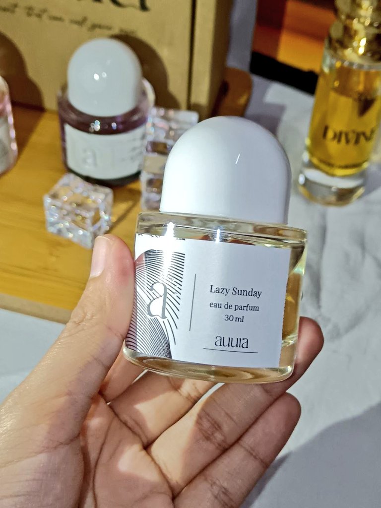eyashares's tweet photo. I shall say it's not a typical perfume. Bau manis but not that manis &amp; soft. More like.. tropical, sweet and fresh like a calming breeze.. 🏝️🎐🍃

This one seems like better to recommend for unisex &amp; the floral notes balance with chocolatey + musky scent.

Unique. My fav so far. https://t.co/0bl5AOFQjj