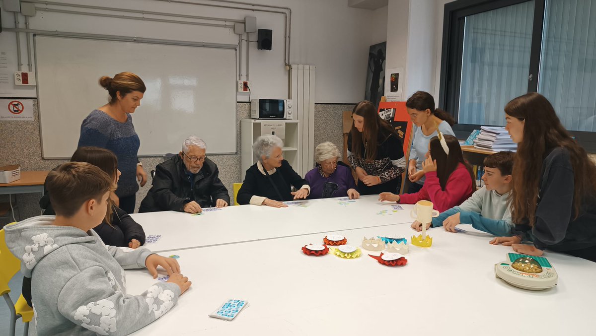 vilallengua's tweet photo. Avui a l'ABP SAL de 2nESO hem rebut els avis i àvies de la residència Can Sauleda per intercanviar experiències entre generacions! 😀😊 Molt interessant i gratificant! 💪😍 #ABP #projectes #generacions #experiències https://t.co/Nc62LC7bou