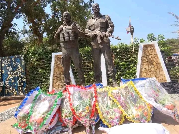 GazamBetty's tweet photo. Une statue à la gloire de Evgueni #Prigojine et Dimitry #Utkin placée devant le Maison #Russe à #Bangui. Le Ministre Centrafricain de la #Défense, et les plus hautes autorités #militaires et #policières, ont rendu hommage aux fondateurs de #Wagner morts en 2023. https://t.co/GTB0zsHmNP