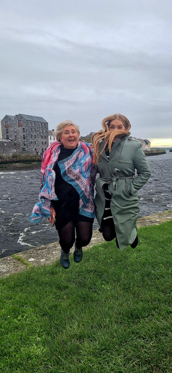 EnaGaeltachta's tweet photo. Foireann @EnaGaeltachta i mbun oiliúna le @LorGMedia i nGaillimh inniu - muid ag foghlaim an chaoi le híomhánna gairmiúla a thógaint! #InstaVReality #Gaillimh #EalaínnaGaeltachta #Cuisle https://t.co/TqQzKVl2ca