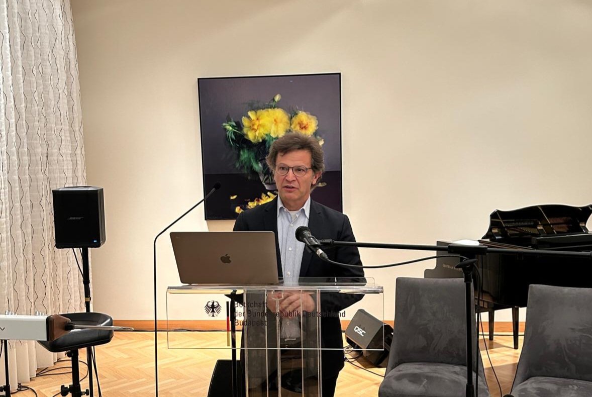 Julia Gross tweet media