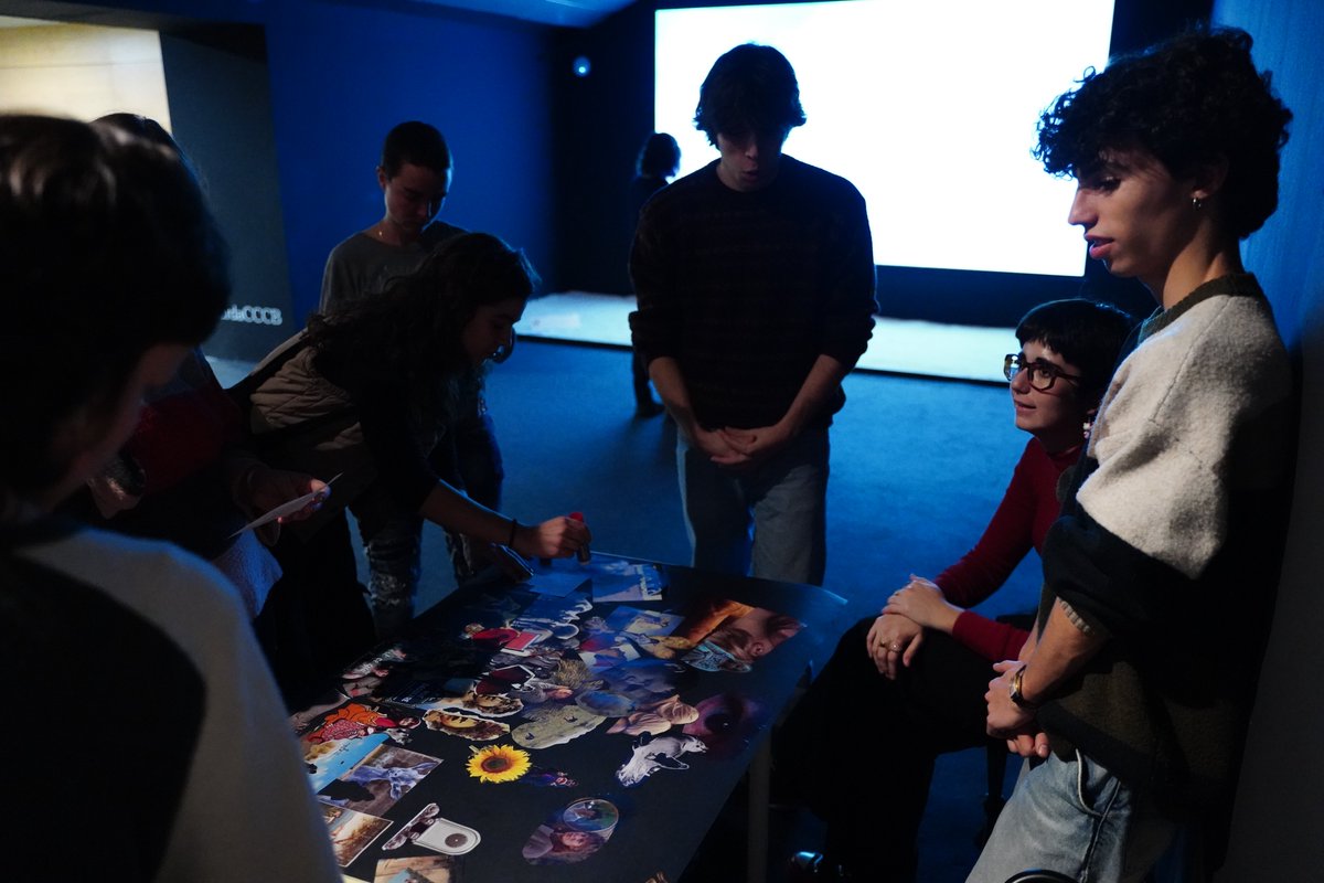 Meravellós recorregut #JovesProgramadors <a href="/MovingCinema_/">Moving Cinema</a>  a l’expo ‘Agnès Varda: fotografiar, filmar, reciclar’ @cccb_barcelona!
Accions participatives, creatives i reflexives entorn de la veu de la cineasta, el compromís polític, el feminisme, la comunitat i els vincles amb l'art