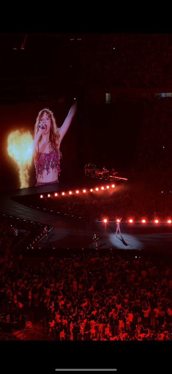 samloverswift's tweet photo. @TSTheErasTourSG Seeing Taylor Swift at the Eras Tour was just so magical! Long Live is definitely one of my favourites and it was so amazing to hear it in Singapore 🥰 https://t.co/eR9TD9eJBL