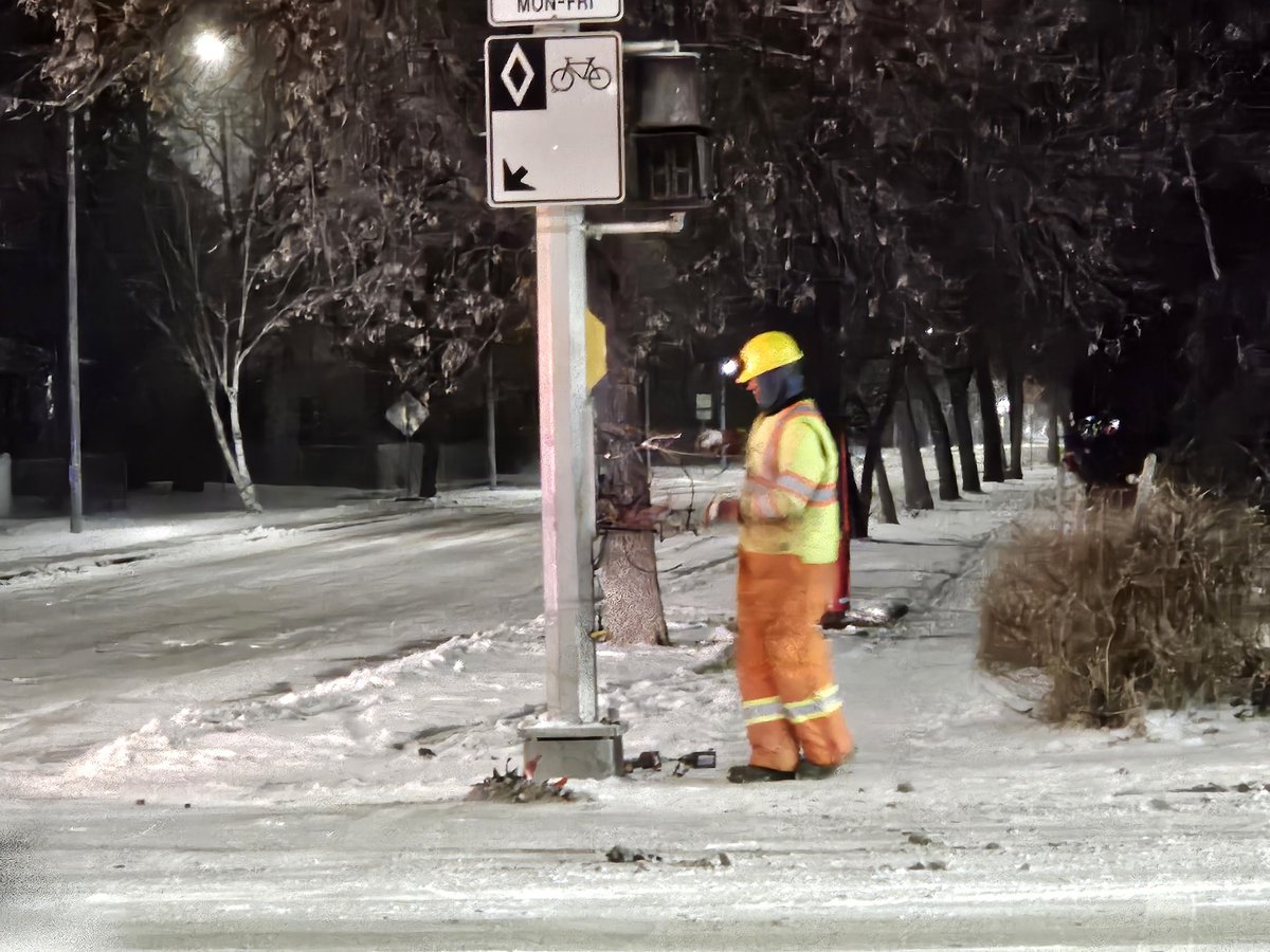 Ness and Berry has completely reopened after a crash earlier this morning. The traffic lights are still out. #cbcmb