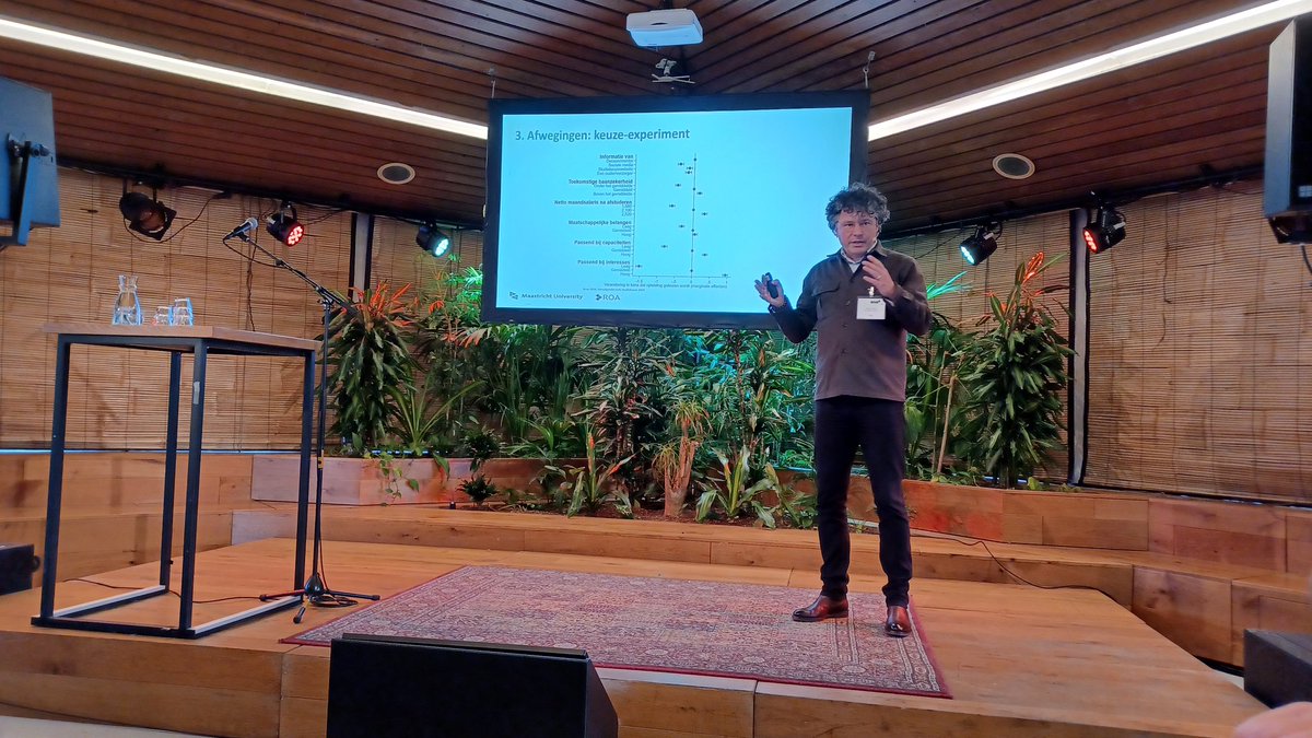 Boeiende bijeenkomst van @InstituutGak in de #Tolhuistuin in Amsterdam over de aansluiting tussen #onderwijs en #arbeidsmarkt, met oa <a href="/d_fouarge/">Didier Fouarge</a>.