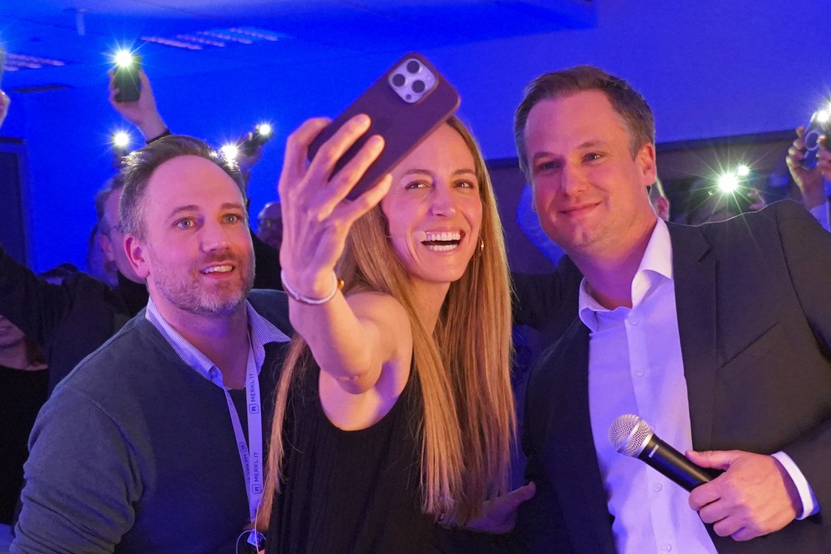 merkl_it's tweet photo. Wir haben die Gelegenheit genutzt, um am vergangenen Donnerstag gemeinsam mit Kunden und Partnern auf unser neues Büro anzustoßen. 🥂
Es war ein richtig schöner Abend. Vielen Dank an alle Beteiligten! 🤗 https://t.co/jyyqnh6uTb
