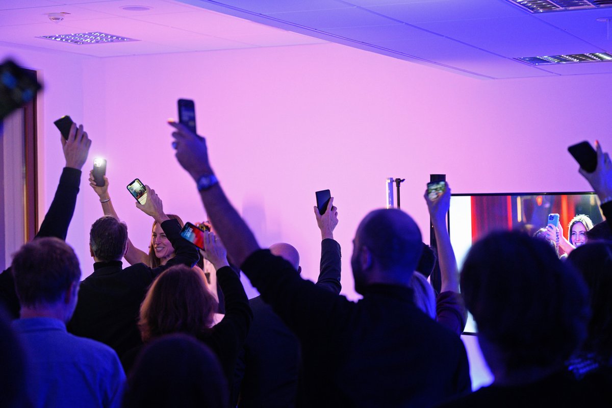 merkl_it's tweet photo. Wir haben die Gelegenheit genutzt, um am vergangenen Donnerstag gemeinsam mit Kunden und Partnern auf unser neues Büro anzustoßen. 🥂
Es war ein richtig schöner Abend. Vielen Dank an alle Beteiligten! 🤗 https://t.co/jyyqnh6uTb