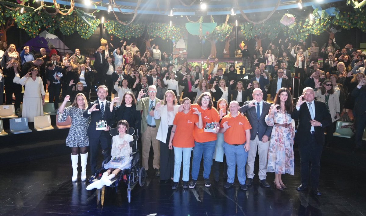PolitSocialMur's tweet photo. Los #PremiosDiscapacidad reconoce a las personas y entidades que trabajan por la #inclusión.
Con este fin destina @regiondemurcia cerca de 10 millones para ampliar y mejorar los recursos residenciales que fomentan su autonomía y bienestar.
#CAPAZes
🔗 https://t.co/u3D9kUiIYD https://t.co/j1UD6C67HP