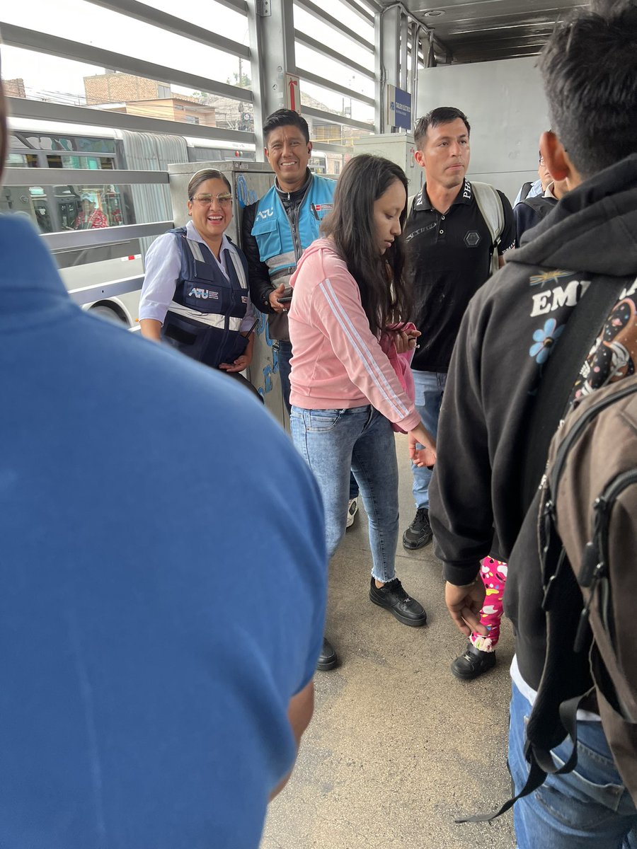 sgbo05's tweet photo. @Metropolitano_L #ATUInforma #Metropolitano #TomasValle ¿Cuál es el fin de tener tanto personal en la estación ? No ayudan a ordenar el caos y se burlan de las peleas que ellos pudieron evitar. No me queda ni un poquito de fe para mi Perú. @ATU_GobPeru https://t.co/lisOdwL14E