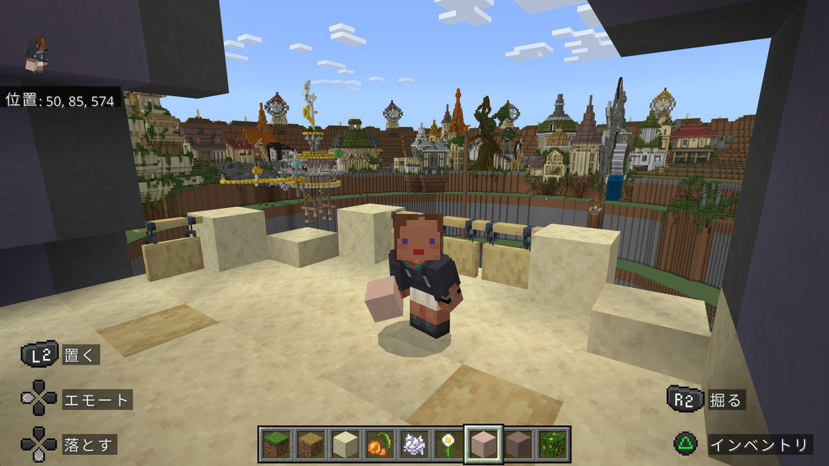 『しろちゃん』のお家を北区に生やしてみました🏡🌳

アイコンカラーを屋根に使いバルコニーと池も設置🍀
（お腹が空いたら釣りでお魚焼き放題🎣w

大穴の最前列にあるので島内を一望できるビュースポットです✨
⁽⁽◝(´꒵ `❀)◟₎₎

#メイドインアビス
#マイクラ