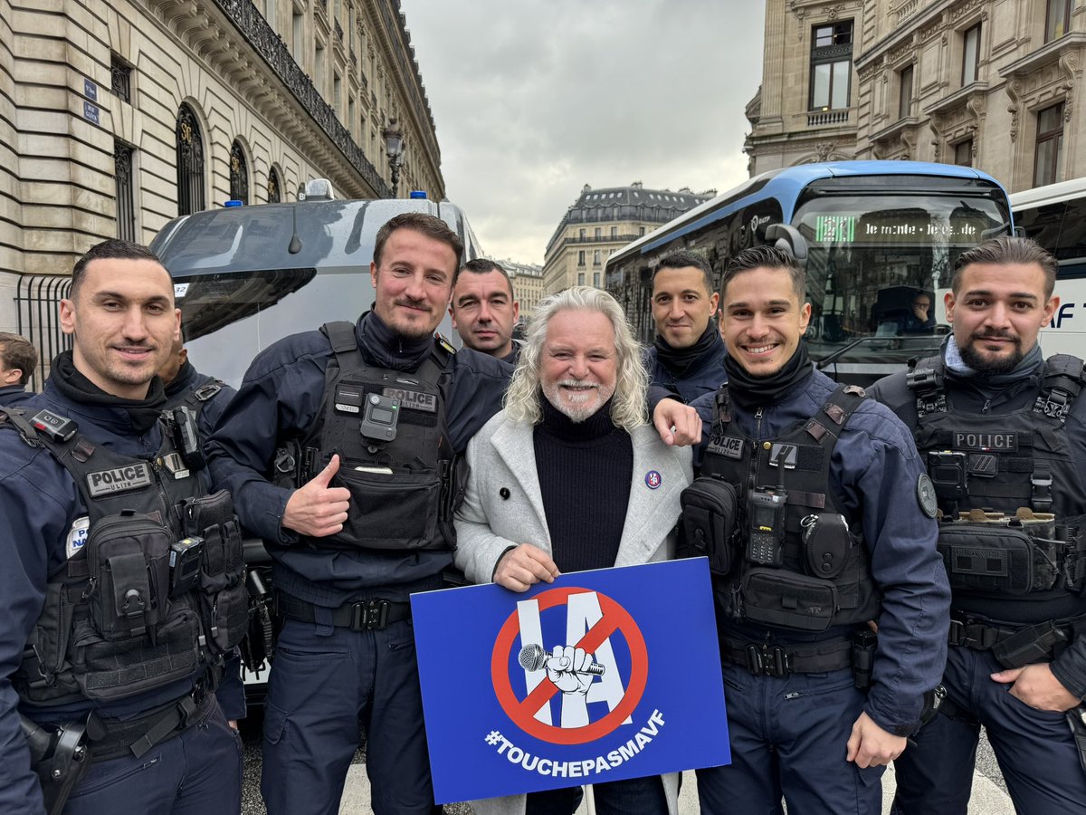 PADG_officiel's tweet photo. Quand la police qui est censé encadrer la manifestation contre l’IA 
#touchepasamavf te disent que c’est la meilleure manif de leur vie ! https://t.co/kZ3DahrtYz