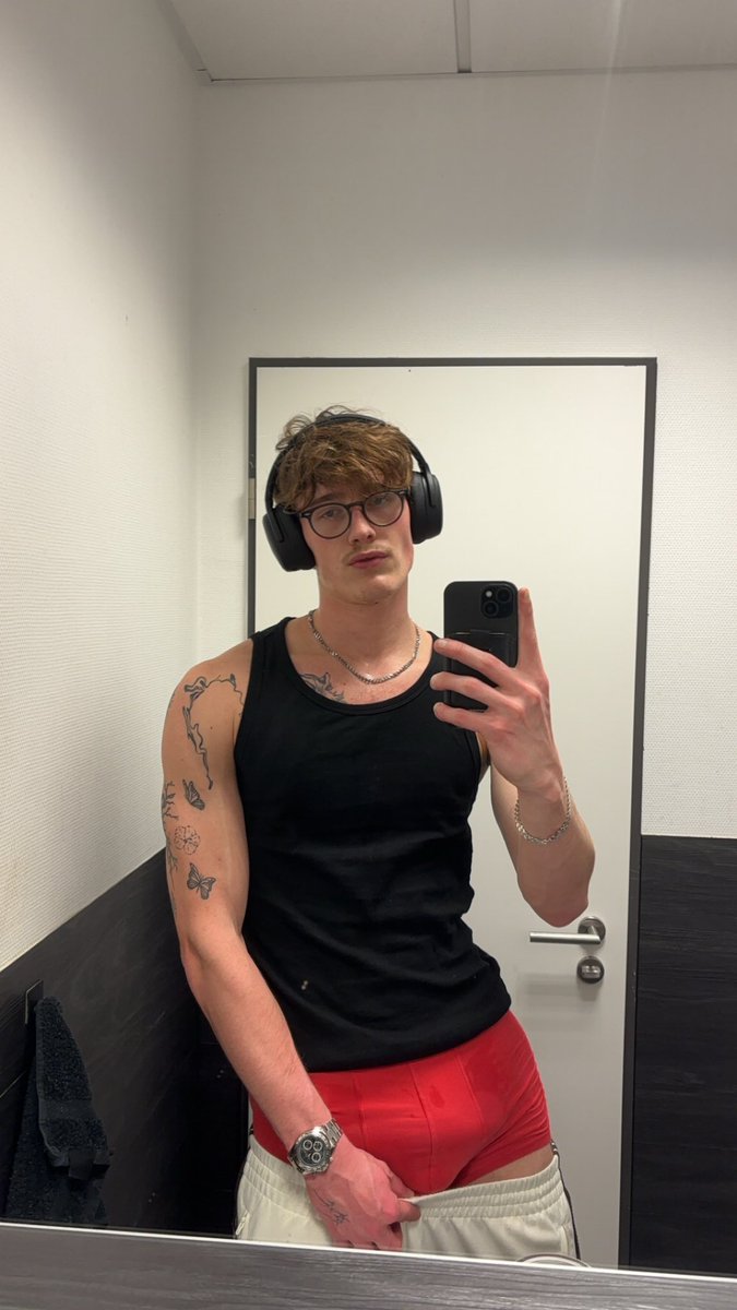 louraint0's tweet photo. would you fuck me in the gym toilet 😈 https://t.co/tq4EsgE6ZO