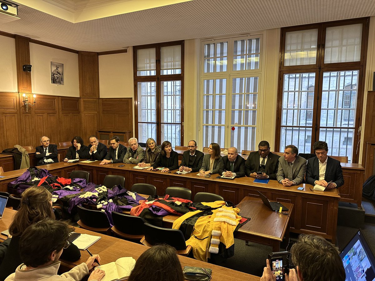 #UniversitesEnDanger
#Budget2025 Les présidentes et présidents d’université à Paris et en région donnent une conférence de presse pour alerter sur les lourdes mesures budgétaires qui touchent nos établissements.
