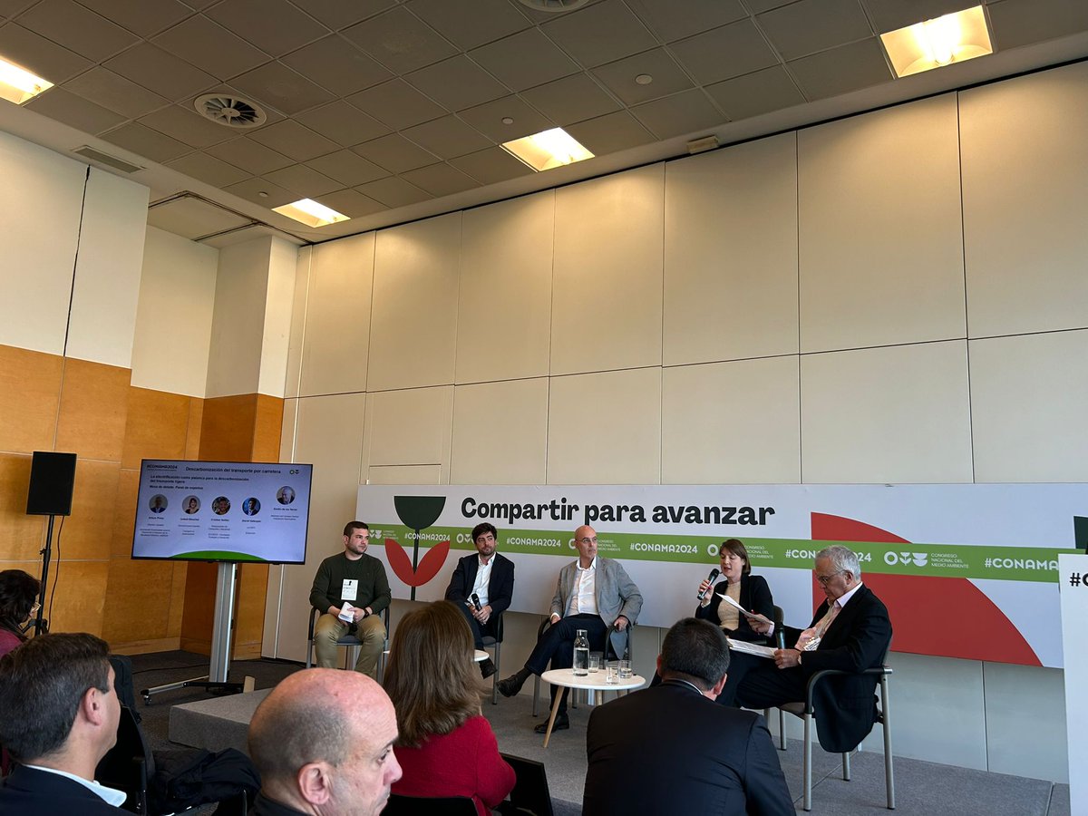 🚗💡 Hoy en #CONAMA2024, <a href="/QuilezC/">C. Quílez</a> de <a href="/ecodes/">ECODES</a> participa en la mesa "La #electrificación como palanca para la descarbonización del transporte ligero".

Su mensaje es claro: "La movilidad eléctrica es el presente y futuro, pero debe ser accesible para todos. Por una transición