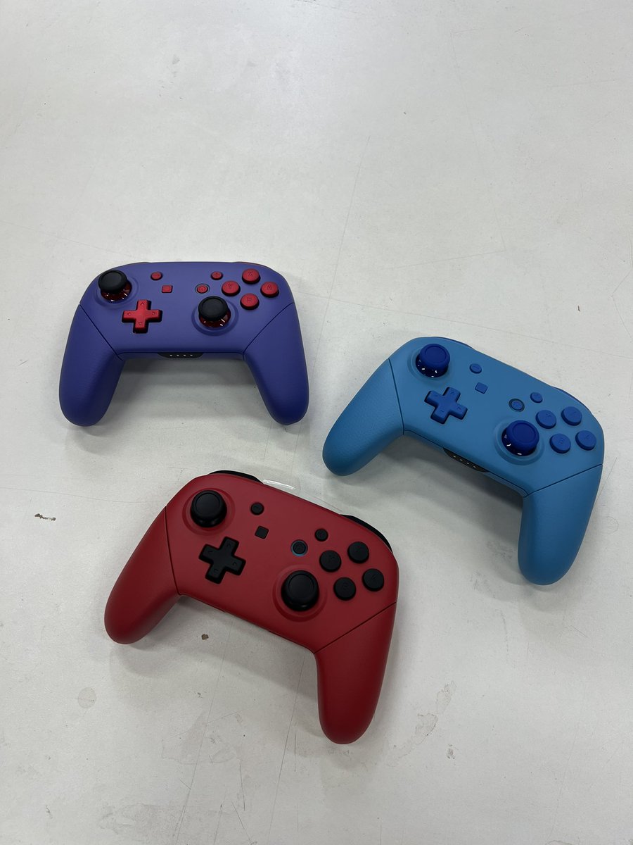 Yao_Customs's tweet photo. 🎮 Progcc 3.2 🎮

Hello ! Quelques nouvelles assez importantes, 

J’ouvre les commandes pour quelques Progcc 3.2 non peintes ( 5 filaires et 1 sans fil hybride filaire ) -> plus d’info en DM

Par ailleurs je vais devenir  distributeur européen des progcc et GC ultimate à venir ! Il sera donc possible d’acheter directement les kits à assembler vous même directement chez moi !