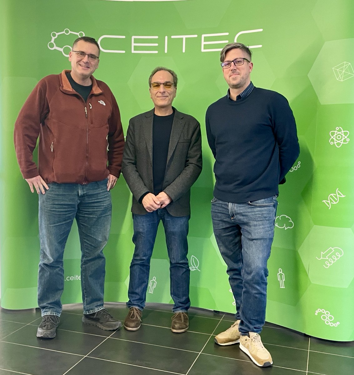CEITEC_Brno's tweet photo. Happy to welcome prof. Alessandro De Giacomo from the University of Bari, Italy 🇮🇹 who just gave a lecture on Laser Induced Breakdown Spectroscopy within Advanced Materials and Nanosciences Seminar Series at CETEC @VUTvBrne 🎓
#CEITECScience https://t.co/9u8z8h9Am4