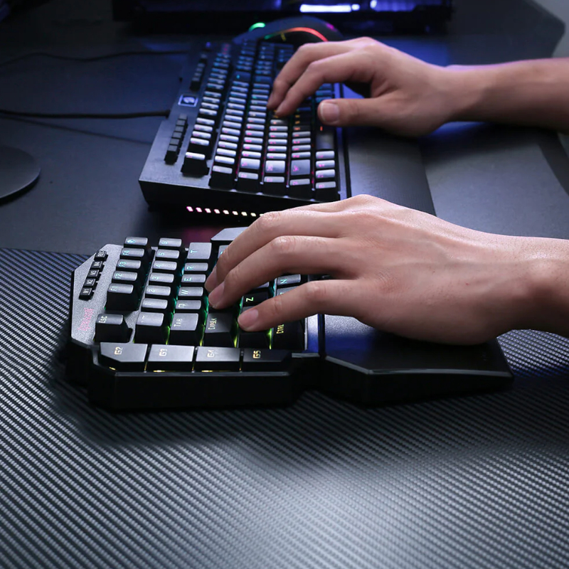 Sun’s out, keys out. ☀️💥 The Diti Elite is your one-handed ticket to dominating every match this summer. Wireless, portable, and dripping with RGB—because who needs limits? 🎮✨ 

🛒 Redragon.co.za

#DitiElite #RedragonSA