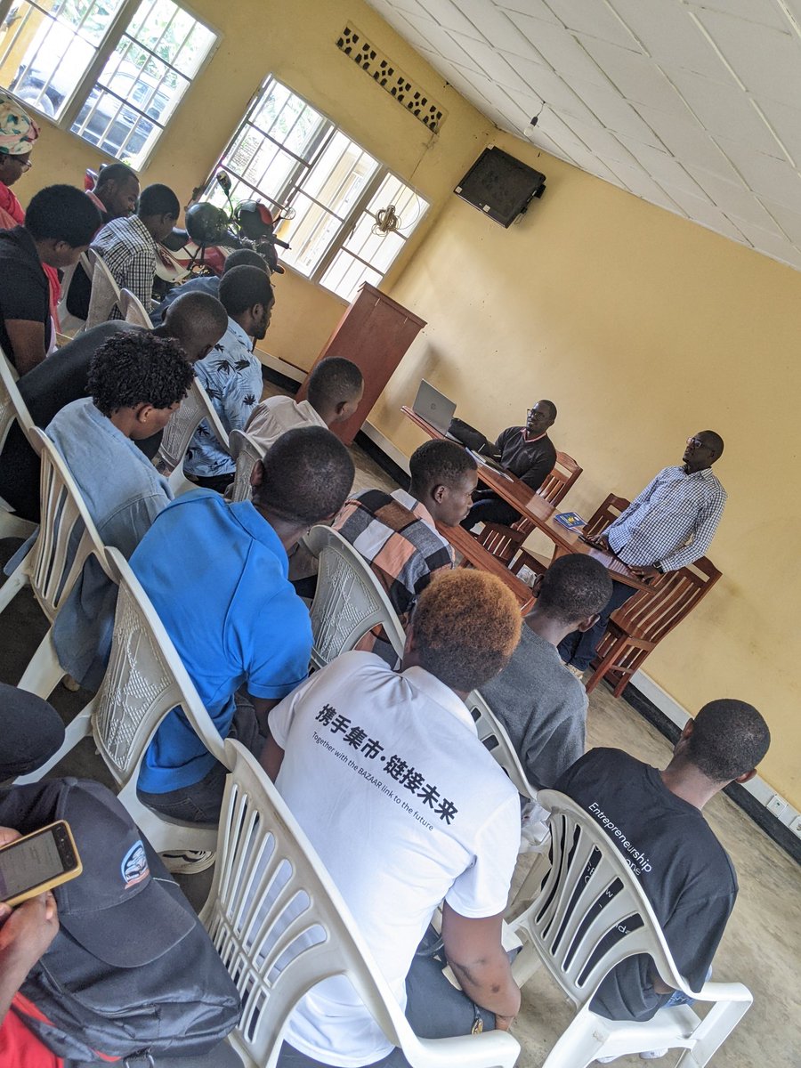 AGARwanda1's tweet photo. Umuyobozi w'Umurenge wa @RubavuSector @harblaise afunguye inama anaha ikaze impuzamirya ya #ProffemmeTweseHamwe binyuze mumushinga wa #VEBE uyumushinga ukaba ukorera mumirenge 7 , rubavu , rugerero,nyundo, cyanzarwe,kanama, nyakiliba yo muri @RubavuDistrict https://t.co/3e47BPWAih