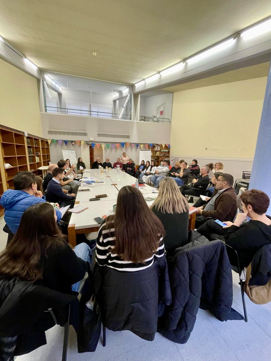 📸 Ahir vam seguir fent pinya! 

Com cada mes, ens vam reunir les persones i entitats que, de manera altruista, treballem amb moltes ganes i esforç per tirar endavant l’Enre9. Un projecte que creix gràcies a la implicació voluntària de totes les persones que el fan possible.