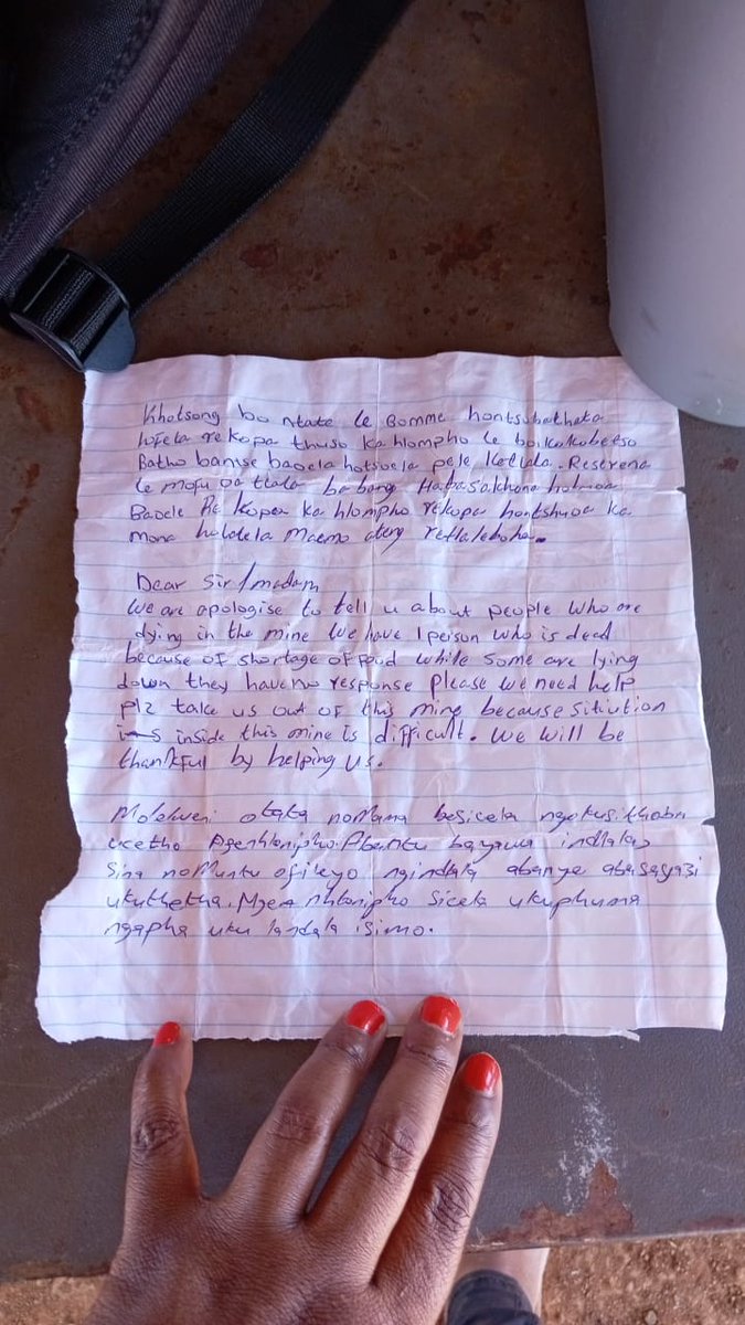 ewnreporter's tweet photo. A note was attached to the decomposed body. 

"We apologise to tell you about the people who are dying in the mine. We have 1 person who is dead because of shortage of food, while some of lying down they have no response. Please take us out of this mine." 

@khanya_mntambo https://t.co/DkCWn9w9Sq