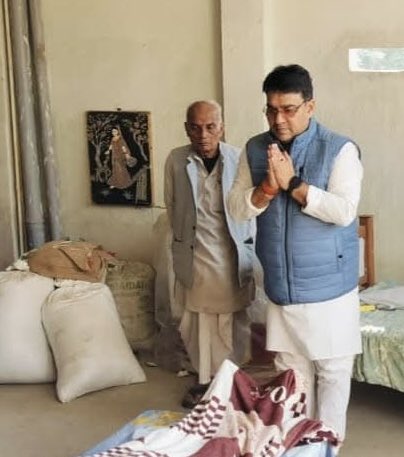 ManjeetJDUbihar's tweet photo. रेवतिथ निवासी ओमप्रकाश प्रसाद जी की आकस्मिक निधन की दुखद सूचना प्राप्त हुई।

सूचना मिलते ही शोकाकुल परिजनों के बीच उपस्थित हो दुःख साझा किया । ईश्वर परिजनों को ये दुःख सहने की शक्ति प्रदान करे एवं दिवंगत पुण्यात्मा को शांति प्रदान करें, ॐ शांति.💐 https://t.co/dOupxbWetD