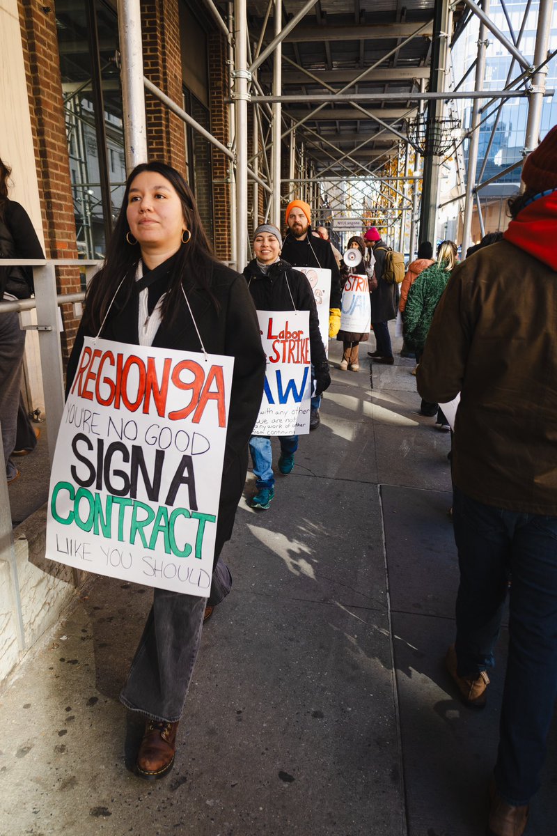 UAWStaffUnited's tweet image. Yesterday USU picketed for 7 hours in midtown! 

9A offices are in the postal workers union building along with a bunch of other unions, including CWA Local 1101 and the Central Labor Council, both of whom refused to cross our picket line and closed their offices ✊✊

1/