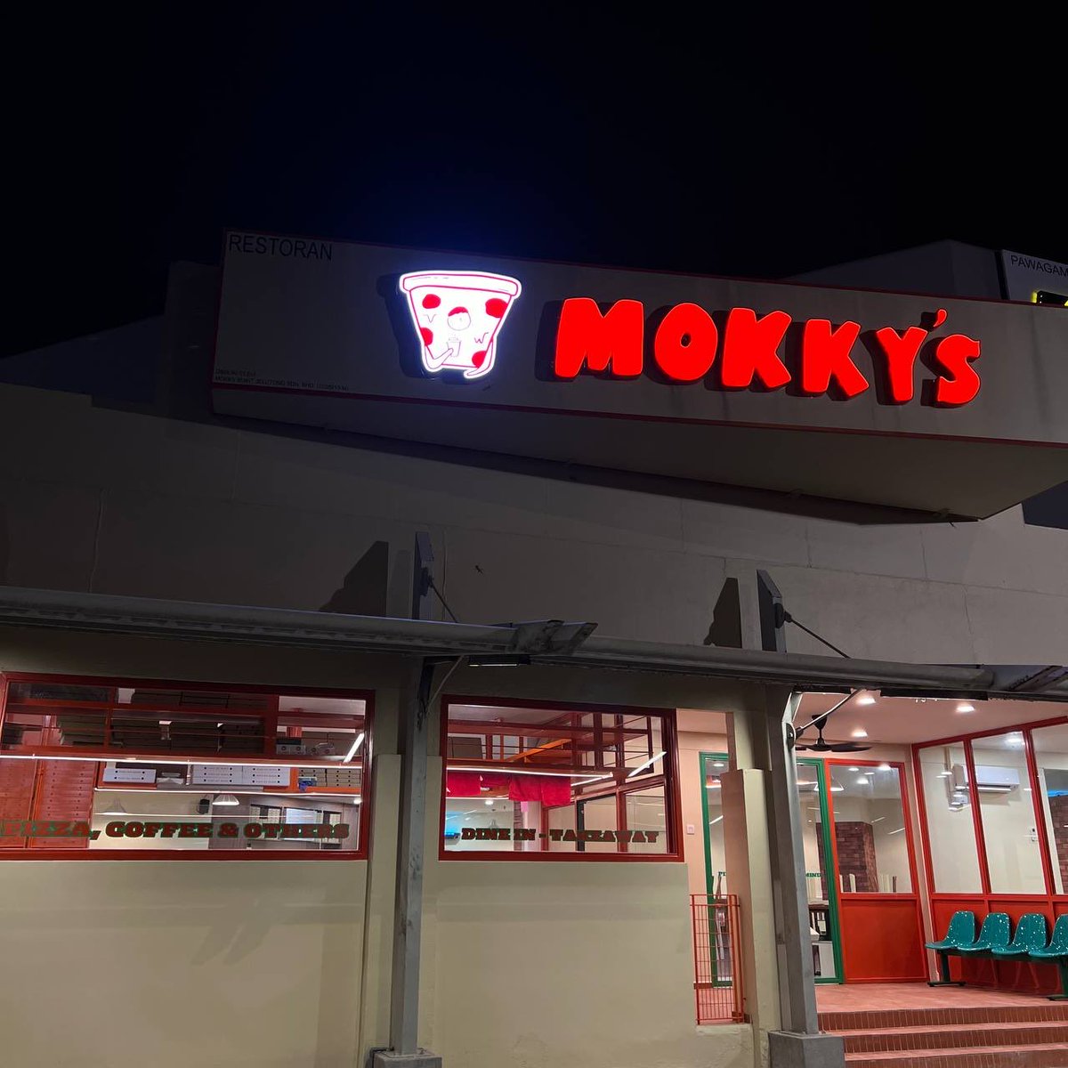 umarmaggi's tweet photo. Mokkys Pizza @ Subang Parade dah buka !

Alhamdulillah semuanya smooth &amp; we managed to start operating as per schedule.

Tak tahu nak order apa? Don’t worry.

Aku nak share 2 benda:

- menu yg recommended by our customers
- special menu yg only available in this outlet https://t.co/C27h015HT7