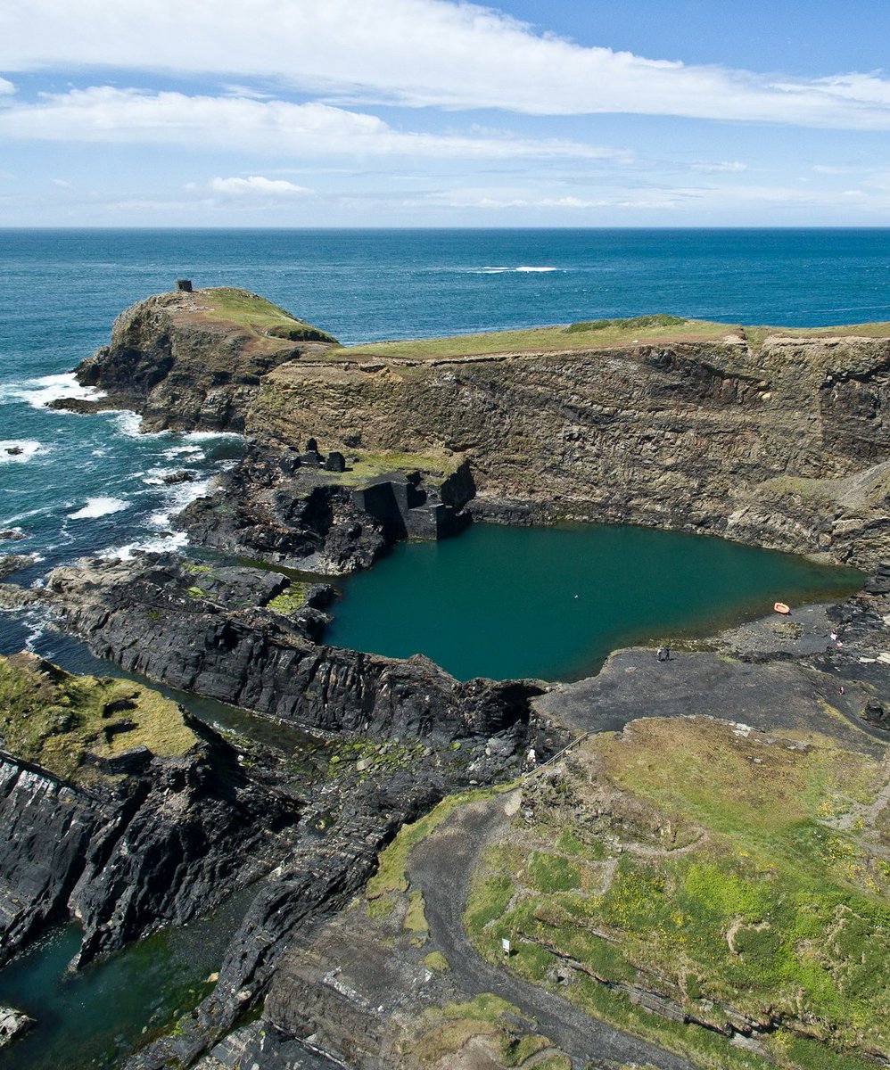 gallivantaire's tweet photo. The Blue Lagoon in Abereiddy, Wales 🏴󠁧󠁢󠁷󠁬󠁳󠁿
A turquoise treasure carved from an old slate quarry. Dive in or soak it up 🌊💙
#VisitWales #BlueLagoonWales #NationalTrust  #DiscoverWales #LoveWales #WalesAdventure #Cymru #WelshCoastline #BeautifulWales #WalesBucketList #ExploreWales https://t.co/sG7YjHeo7E