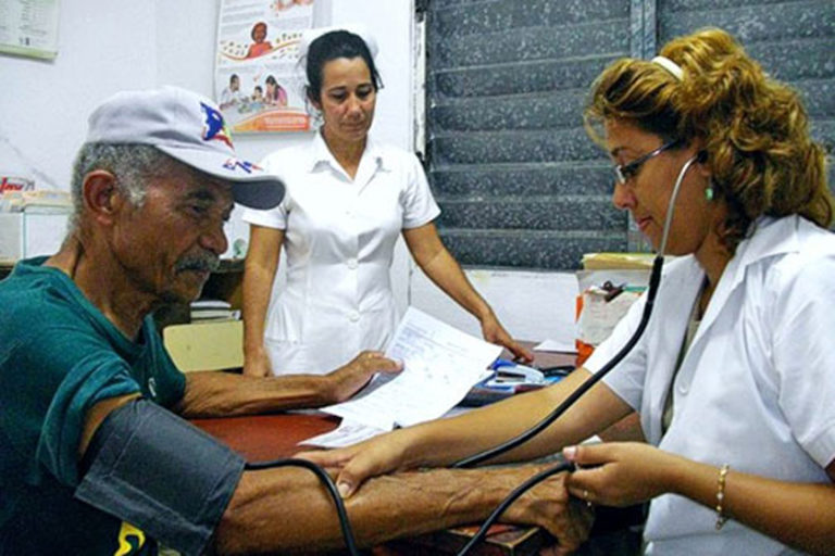 MMarreroCruz's tweet photo. En el Día de la Medicina Latinoamericana, el reconocimiento a los trabajadores del sector de la salud cubanos, quienes, en medio de las complejidades, redoblan esfuerzos para brindar un servicio con calidad a la población. Gracias por su entrega y compromiso.

#CubaPorLaVida https://t.co/rLuysN8MIt