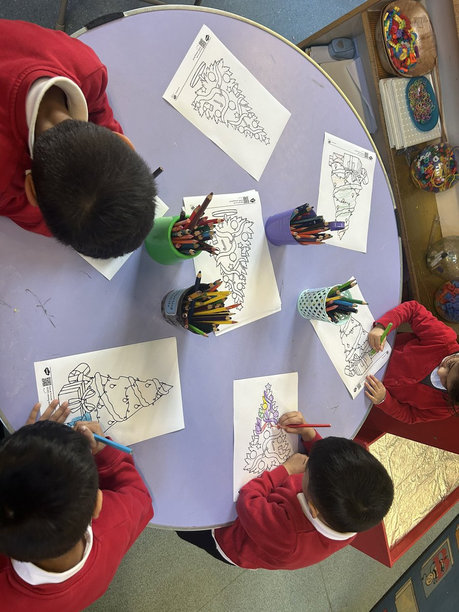 MissTesterHT's tweet photo. It’s a Christmas craft kind of afternoon in Reception! @trinity_ashton https://t.co/rIBN229E7X