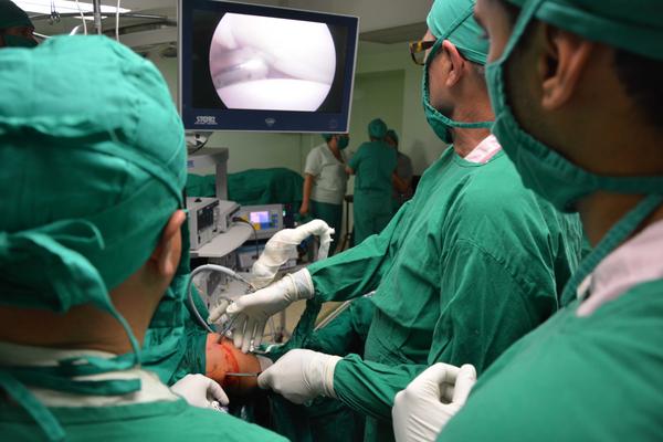MMarreroCruz's tweet photo. En el Día de la Medicina Latinoamericana, el reconocimiento a los trabajadores del sector de la salud cubanos, quienes, en medio de las complejidades, redoblan esfuerzos para brindar un servicio con calidad a la población. Gracias por su entrega y compromiso.

#CubaPorLaVida https://t.co/rLuysN8MIt