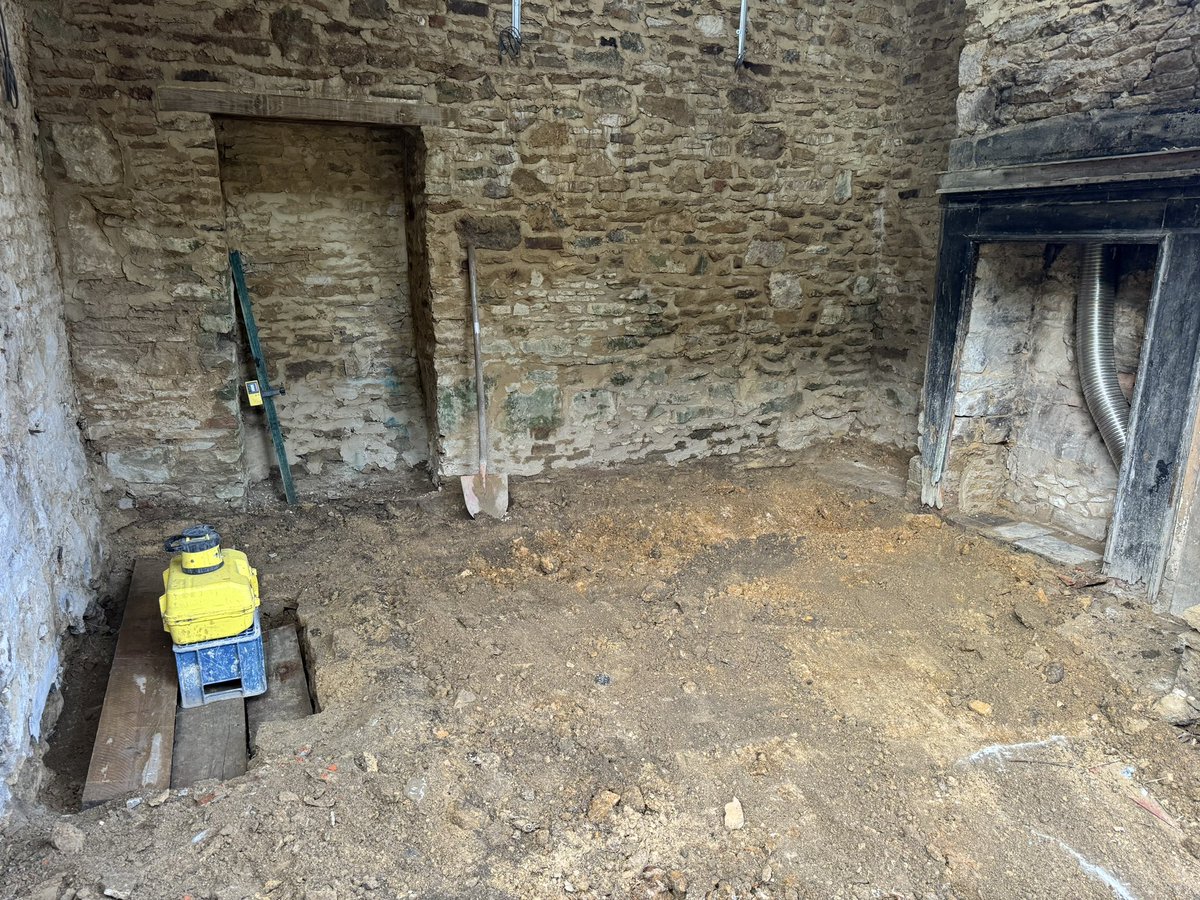 Millrickles's tweet photo. Scaffold down water tight, removal of internal ground to allow for insulation, and exterior landscaping #charlbury https://t.co/n6pqFLWDfZ