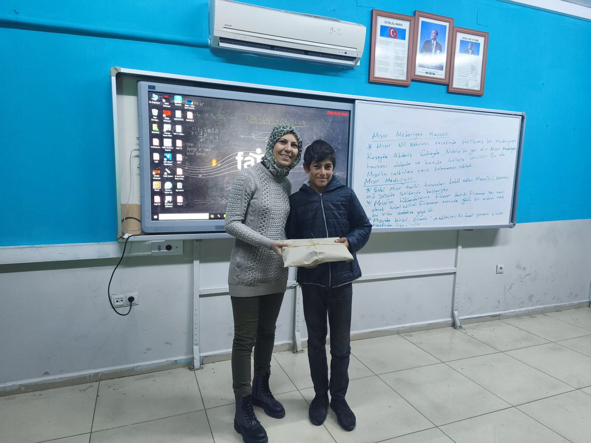 EyyubiyeM's tweet photo. Atölye dersinde en güzel iletken eki yapan öğrencimize ödülünü verdik.
@hasansildak 
@harrani63 https://t.co/gresZ4eBc3