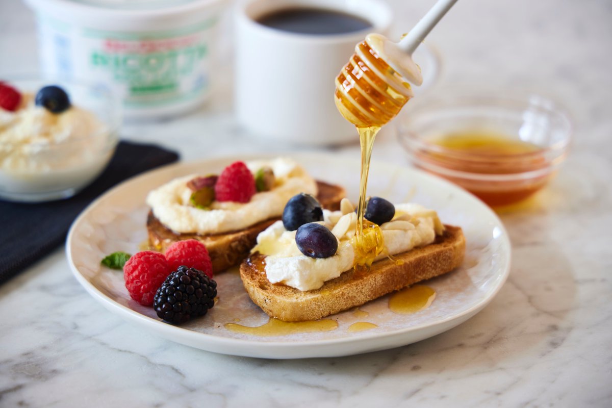 Miami_Living's tweet image. BelGioioso’s Ricotta con Latte: creamy, versatile, and crafted with quality ingredients. Perfect for everything from lasagna to desserts! Elevate your meals with an authentic taste of Italy. 📷 

#BelGioioso #RicottaConLatte #ItalianCheese #CulinaryDelight #CheeseCraftsmanship