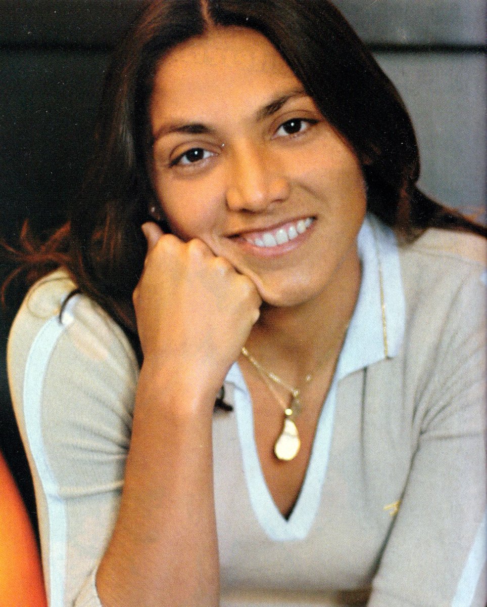 Cada vez que hay exhibiciones con figuras del tenis argentino no podemos dejar de pensar en ella. 
Un perfil bajo que contrasta con su enorme talento y trayectoria. Y una jugadora que hizo historia para el deporte de 🇦🇷.
Siempre en nuestros corazones la gigante <a href="/paolasuarezOK/">Paola Suarez</a> ❤️