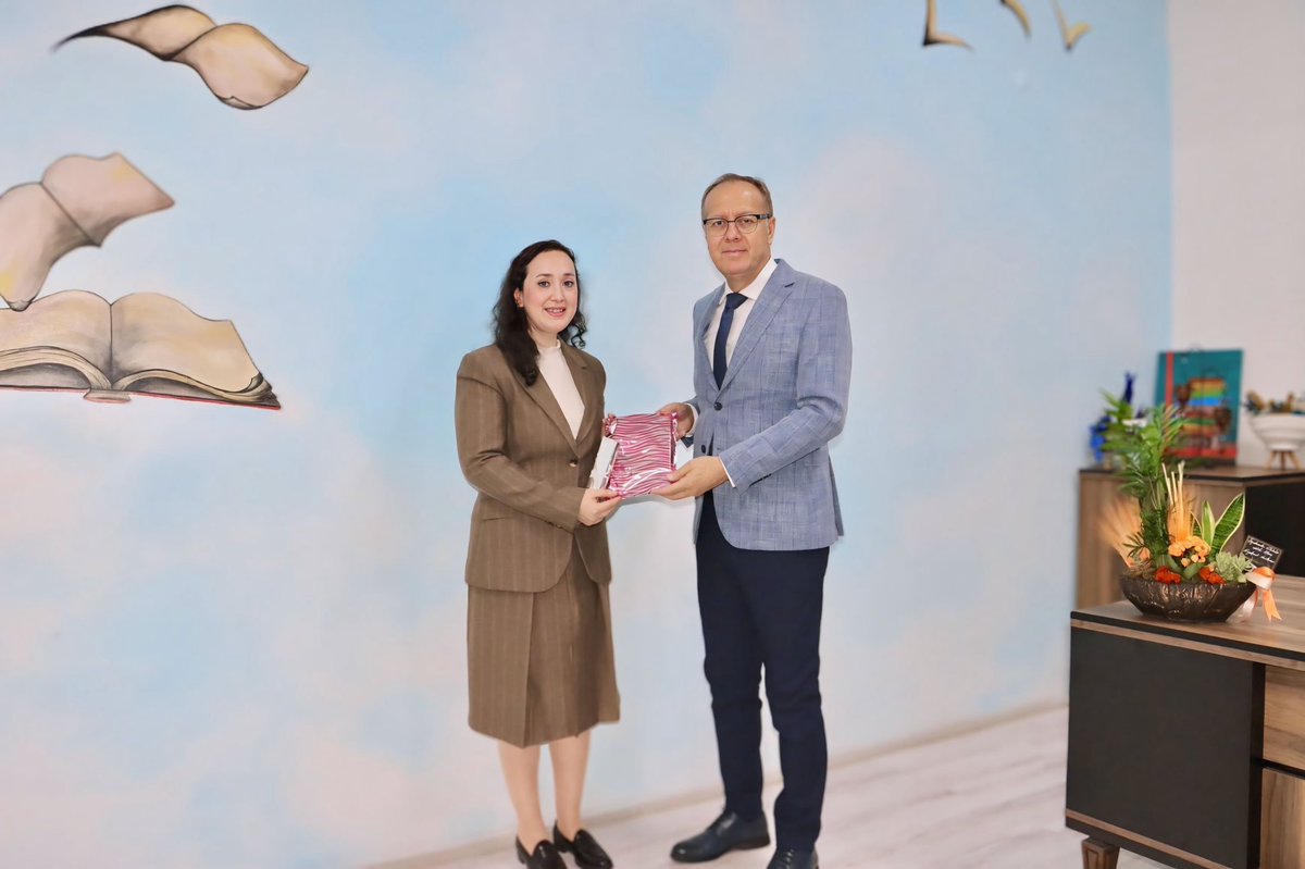 📍Pamukkale İlçe Milli Eğitim Müdürlüğü

İlçe Milli Eğitim Müdürümüz Sayın Mehmet Çimen, Denizli ilinde yılın öğretmeni seçilen Yaşar Kımıl Fen Lisesi İngilizce  Öğretmeni Sayın Ayfer Dal’ı makamında kabul etti. Sayın Müdürümüz, bu başarısından dolayı kendisini kutlayarak hediye