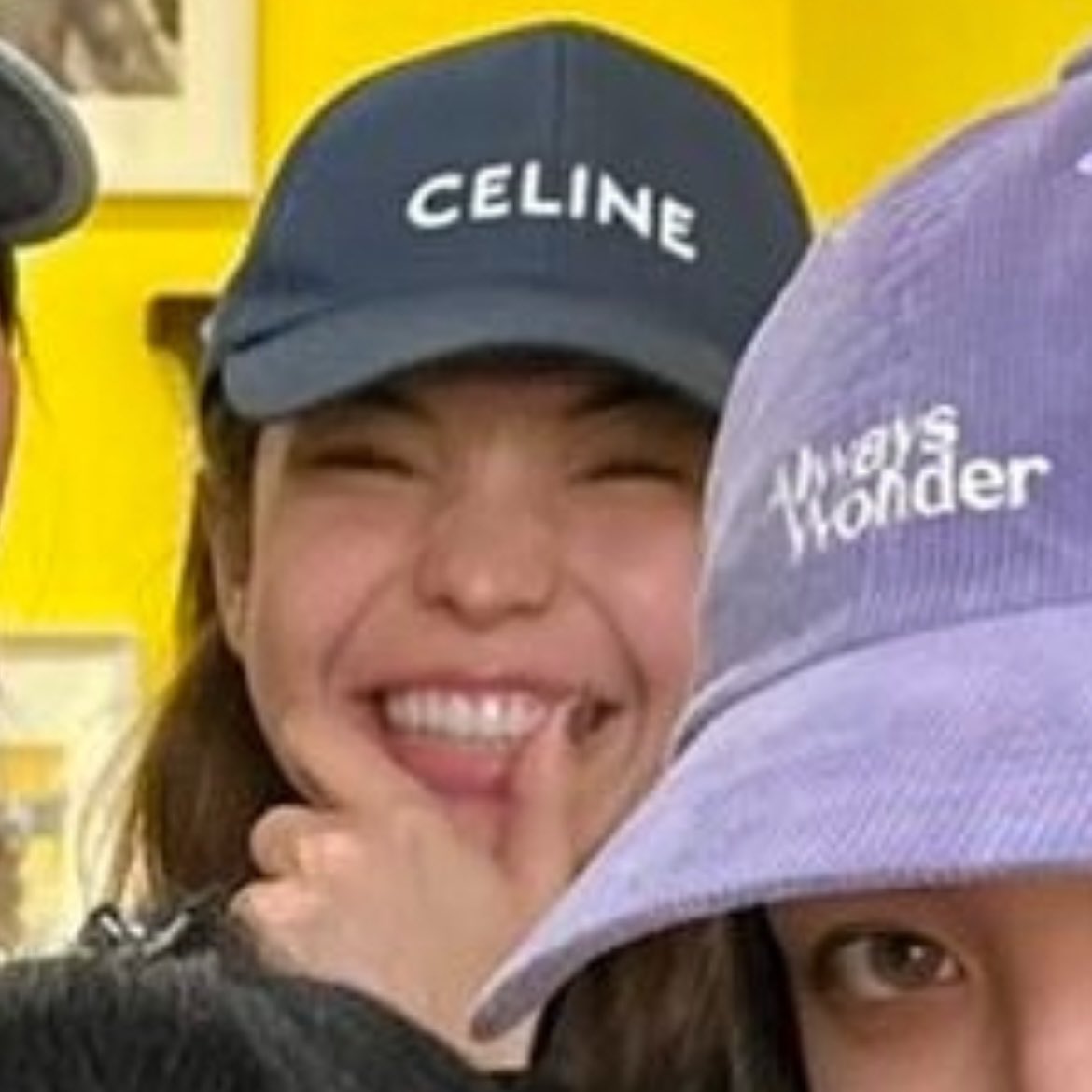 _uyjs's tweet photo. I can feel sonya’s happiness through the screen 😂🤏🏼 what a cutie pie!!

the gl fangirl who happens to be a gl actress herself 🙈

#ลูกหมีซอนญ่า #LMSY #SonyaSaranphat https://t.co/4UtJeelYM3