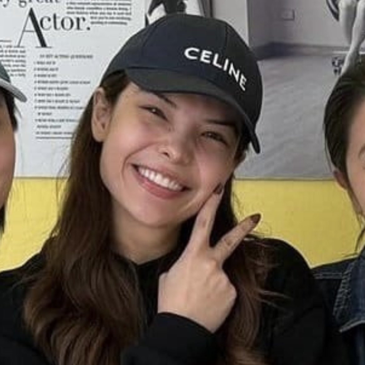 _uyjs's tweet photo. I can feel sonya’s happiness through the screen 😂🤏🏼 what a cutie pie!!

the gl fangirl who happens to be a gl actress herself 🙈

#ลูกหมีซอนญ่า #LMSY #SonyaSaranphat https://t.co/4UtJeelYM3