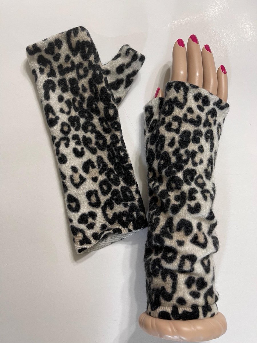 mcleodhandcraft's tweet image. #cashmere #fingerlessgloves #printpattern #uniquegift 

mcleodhandcraftgifts.etsy.com/listing/173596…