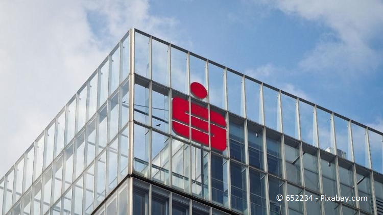 Die Laufzeit des #Haspa „#Sparvertrag Festzins Sparen 60 Monate“ verlängert sich um weitere fünf Jahre, wenn man nicht rechtzeitig kündigt. Diesen Zeitraum halten wir für zu lang und diese Praxis obendrein für rechtswidrig. Wir haben Klage eingereicht ➡️ vzhh.de/themen/finanze…