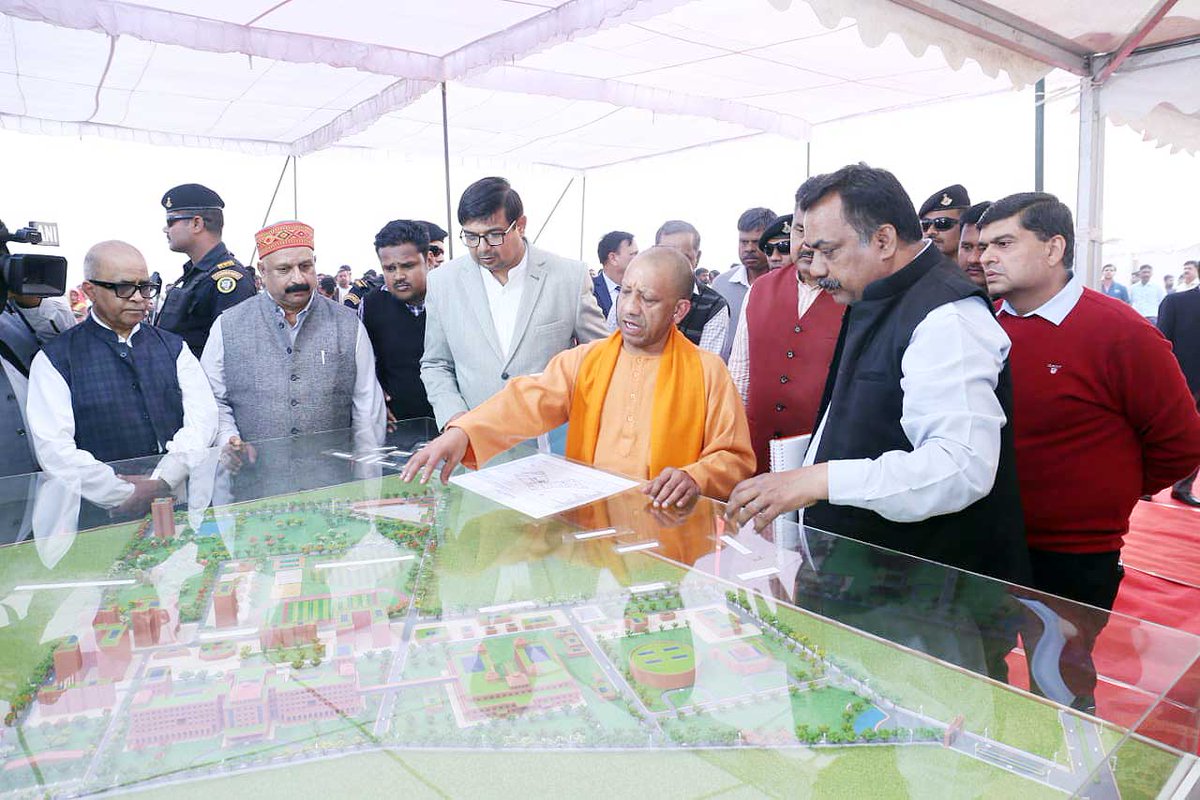 AkashmeH's tweet photo. मुख्यमंत्री श्री @myogiadityanath जी महाराज ने आज जनपद गोरखपुर के ताल नदोर में निर्माणाधीन पशु चिकित्सा विज्ञान महाविद्यालय का निरीक्षण किया तथा संबंधित अधिकारियों को आवश्यक दिशा-निर्देश दिए। https://t.co/AxNeqwu0XY