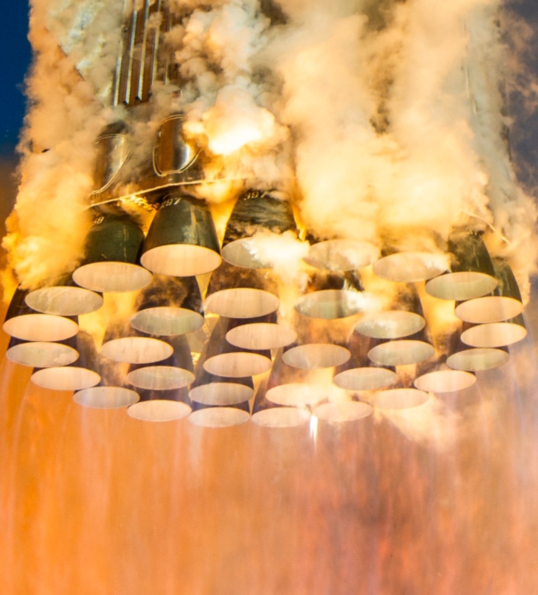DimaZeniuk's tweet photo. 33 Raptor engines generating around 7500 tons of thrust 🔥🔥 https://t.co/UmQcgp54p3