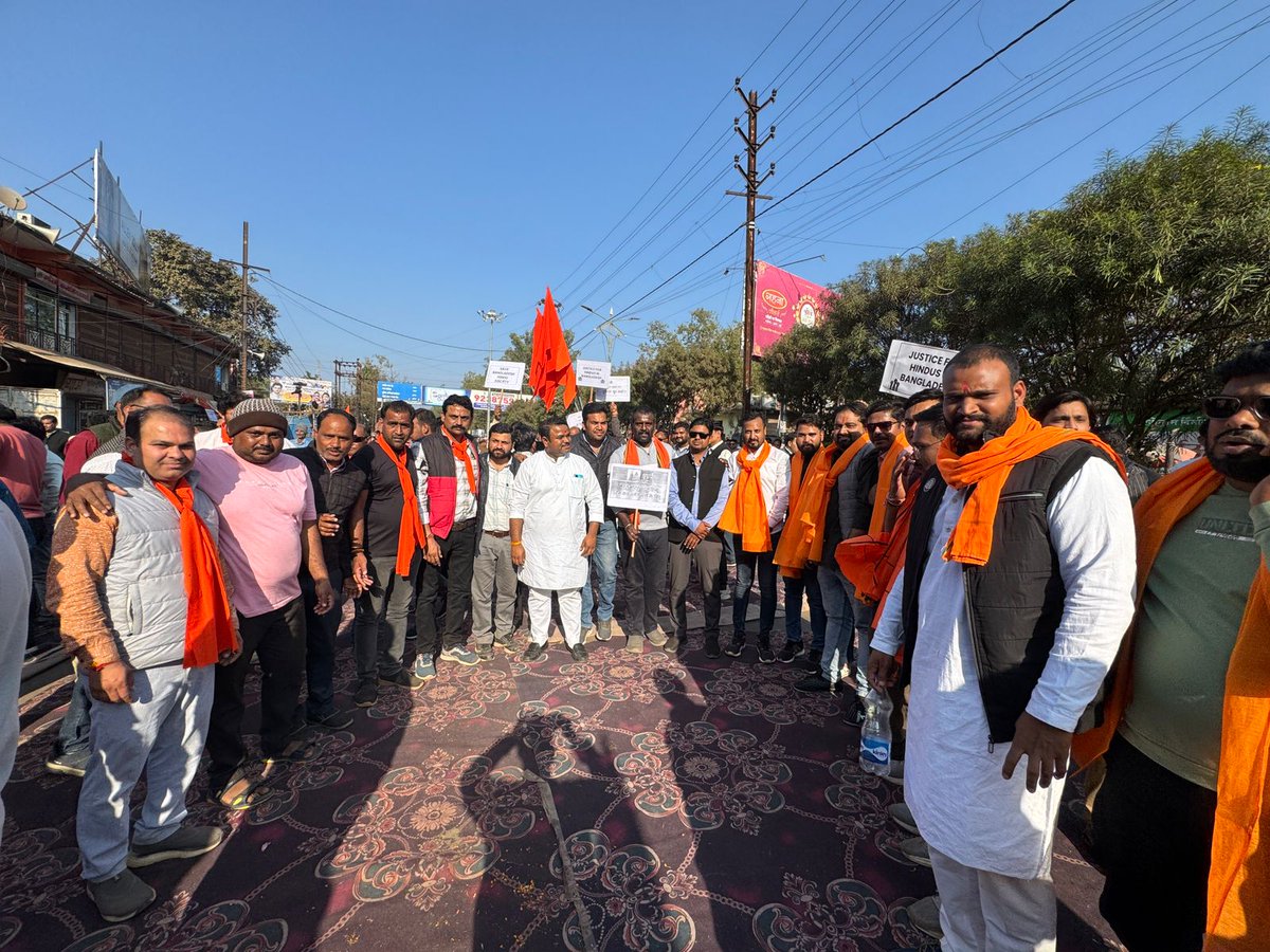 sdvirendra_bjp's tweet photo. #गुना 
 बांग्लादेश में हिंदुओं के ऊपर हो रहे अत्याचार एवं हत्याओं के विरोध मे हजारों की संख्या में सड़कों पर उतरा हिंदू समाज , हिंदुओं के मंदिरों एवं संतो पर हो रहे अत्याचार बंद हो साथ ही चिन्मय प्रभु कृष्ण दास ब्रह्मचारी जी को तुरंत रिहा किया जाए

#BangladeshHinduGenocide https://t.co/0aejtFbSa2