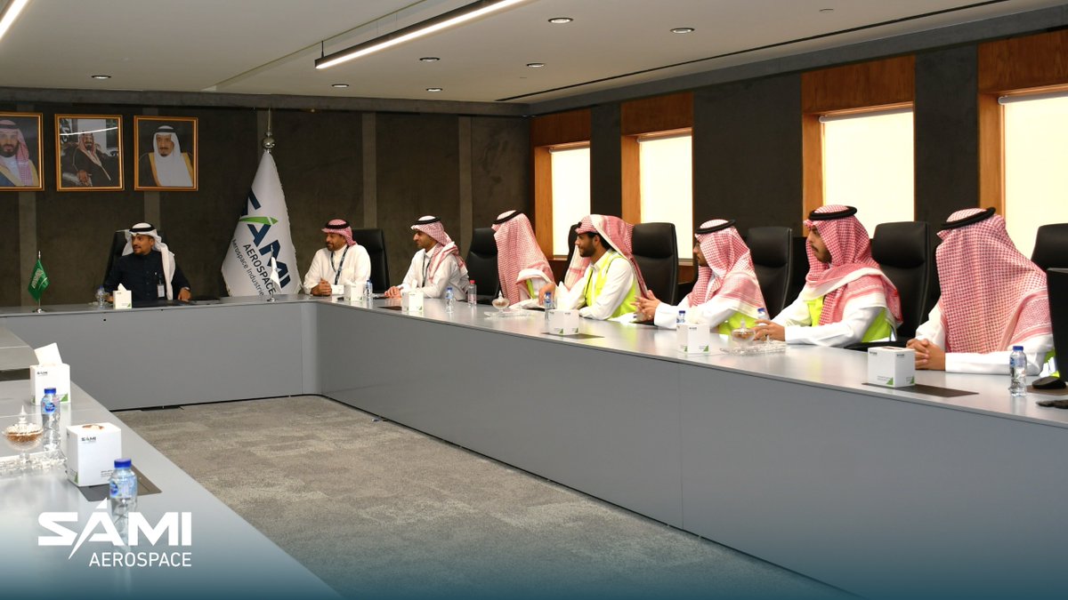 SAMIAlsalam_sa's tweet photo. تعزيزاً لدورنا في دعم كوادر المستقبل الوطنية من مهندسين ومهندسات؛ شركة ⁧#سامي_السلام_لصناعة_الطيران تستضيف عددًا من طلاب @MiSKschools المهتمين بالمسار الهندسي من خلال دورة تدريبية لمدة ثلاث أيام، وذلك لتمكينهم من ممارسة العمل الميداني بما يساعد على توسيع مداركهم وخبراتهم العملية؛ كما كرم م.سامي الناجم الرئيس التنفيذي للشركة الطلبة المشاركين بتسليمهم شهادات اجتياز البرنامج التدريبي.